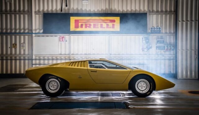 1990 Lamborghini Countach review